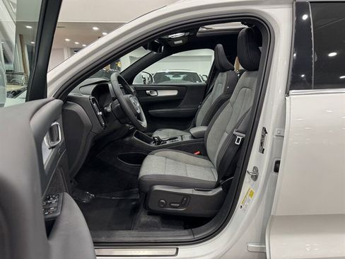 Used 2025 Volvo XC40 B5 Core image 7