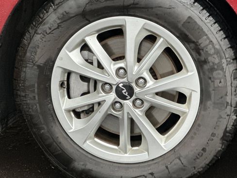 Certified 2024 Kia Carnival LX image 32