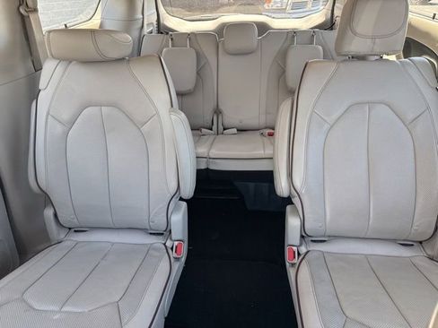 Used 2018 Chrysler Pacifica Limited FWD image 15