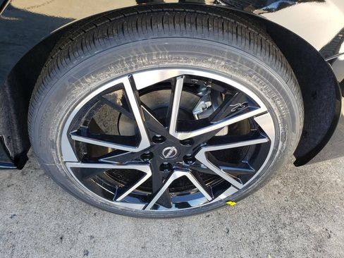 New 2025 Nissan Sentra SR w/ SR Premium Package FWD image 12