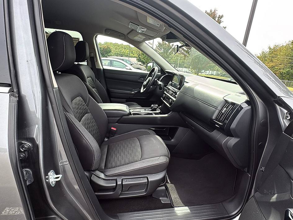 Certified 2025 Nissan Pathfinder SV FWD image 24