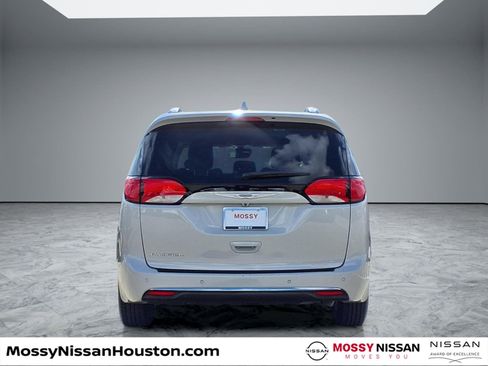 Used 2020 Chrysler Pacifica Touring-L Plus w/ Tire & Wheel Group image 6