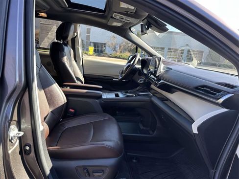 Certified 2023 Toyota Sienna Platinum image 13