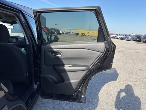 Used 2025 Nissan Rogue SV image 15