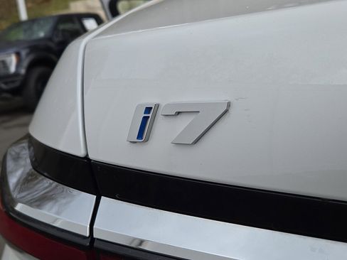 Used 2024 BMW i7 eDrive50 image 31