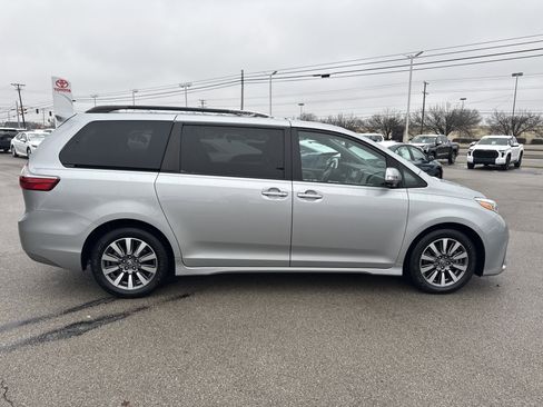 Certified 2020 Toyota Sienna Limited Premium image 2