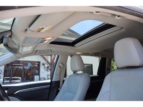Used 2017 Toyota Highlander FWD V6 image 19