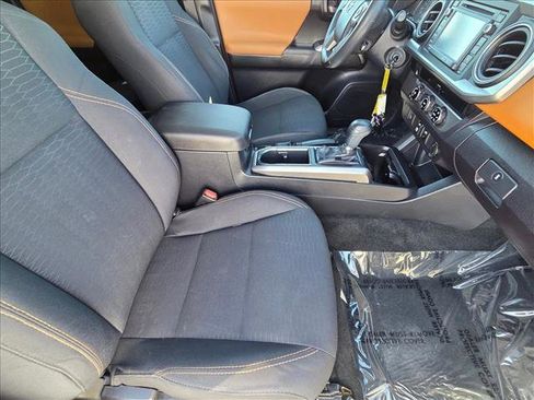 Used 2018 Toyota Tacoma SR5 RWD image 19