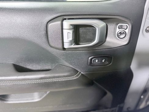 Used 2018 Jeep Wrangler Unlimited Sahara AWD/4WD image 19