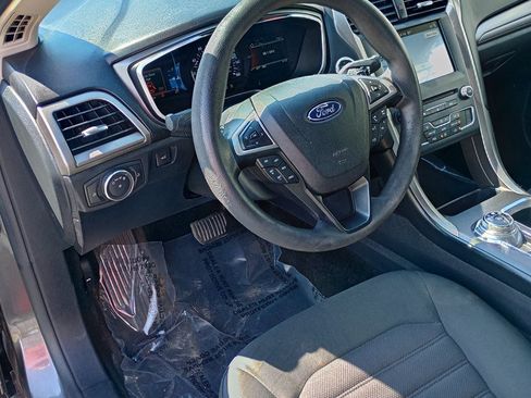 Used 2017 Ford Fusion SE w/ Fusion SE Technology Package FWD image 9