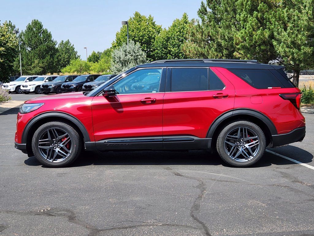 Used 2025 Ford Explorer ST AWD/4WD image 2
