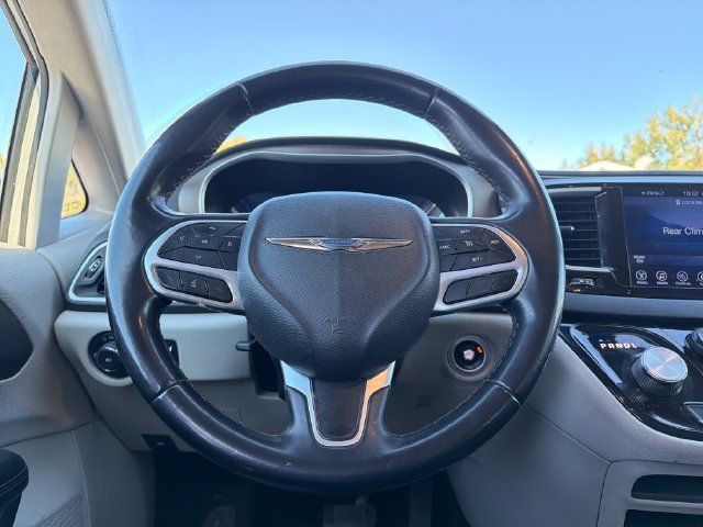 Used 2017 Chrysler Pacifica Touring-L FWD image 14