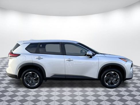 Used 2024 Nissan Rogue SV image 2