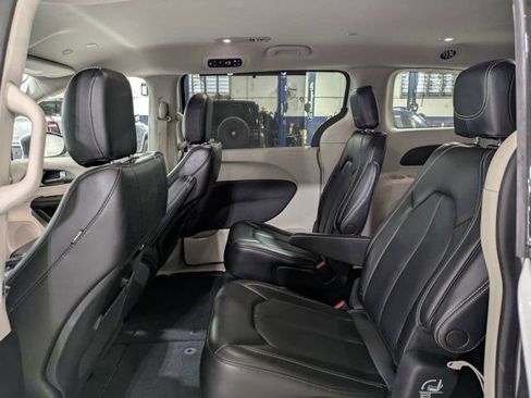 Used 2023 Chrysler Pacifica Touring-L FWD image 14