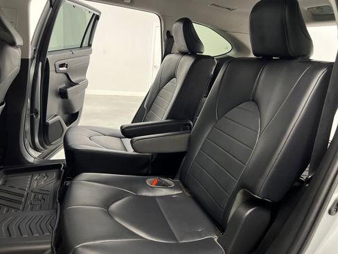 Used 2020 Toyota Highlander XLE image 13