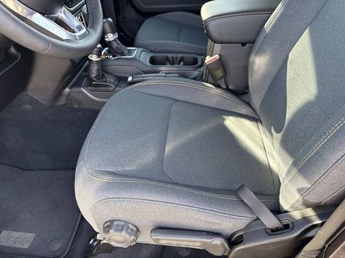 Used 2025 Jeep Wrangler Unlimited Sahara image 19