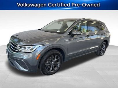 Used 2024 Volkswagen Tiguan SE w/ Panoramic Sunroof Package