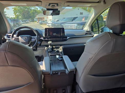 Used 2021 Toyota Sienna Limited image 18