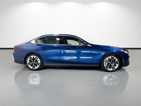 Used 2026 BMW 530i RWD image 2