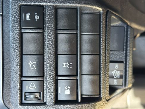 Used 2025 Toyota Tacoma SR5 AWD/4WD image 43