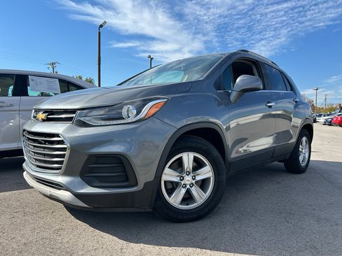 Used 2019 Chevrolet Trax LT w/ LT Convenience Package image 2