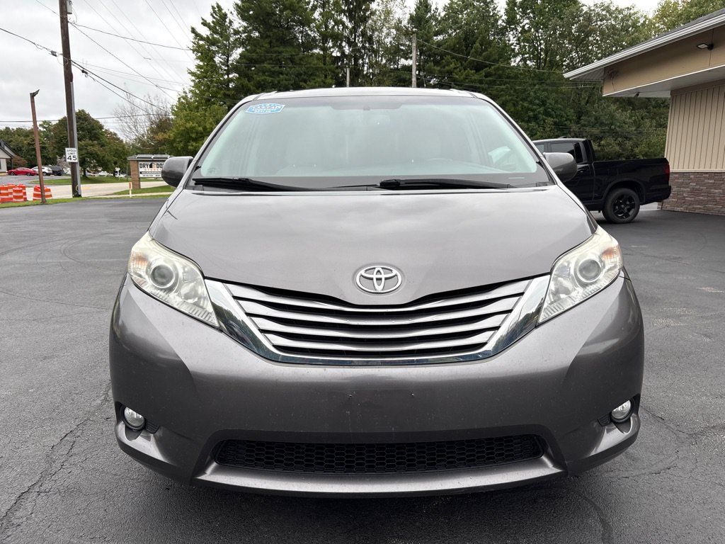 Used 2017 Toyota Sienna XLE Premium AWD/4WD image 2