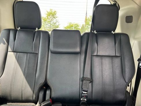 Used 2016 Chrysler Town & Country Touring FWD image 30