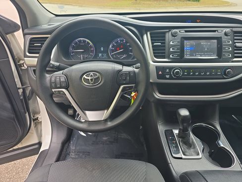 Used 2016 Toyota Highlander LE FWD image 15