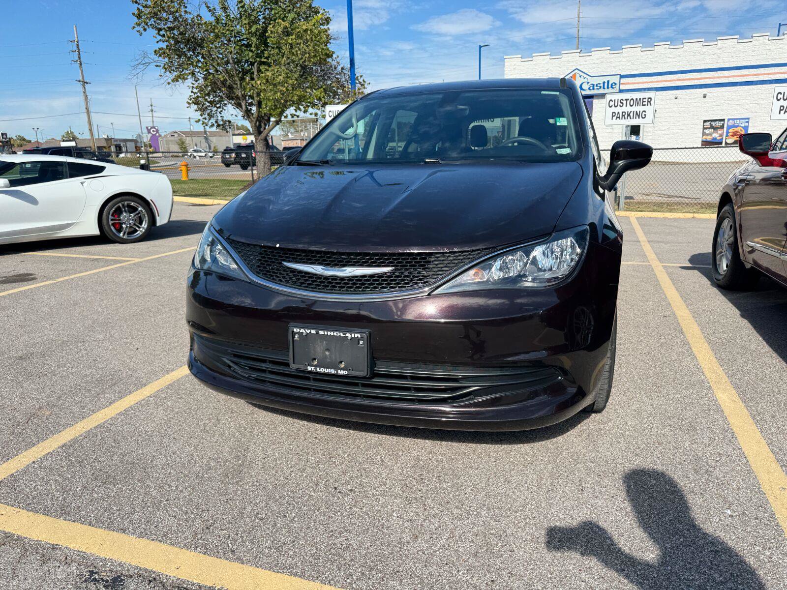 Used 2017 Chrysler Pacifica Touring FWD image 2