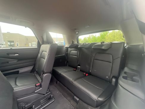 Used 2025 Nissan Pathfinder SL AWD/4WD image 14