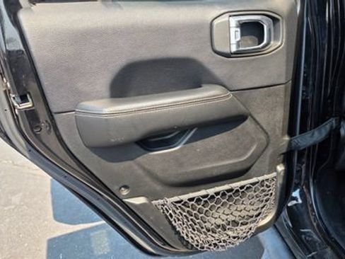Used 2018 Jeep Wrangler Unlimited Sahara AWD/4WD image 11