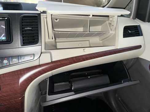 Used 2014 Toyota Sienna XLE image 33