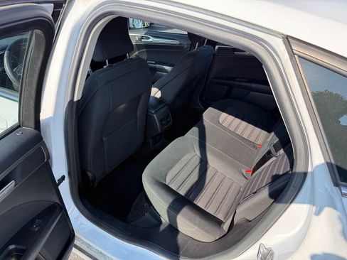 Used 2017 Ford Fusion SE w/ Fusion SE Technology Package FWD image 6