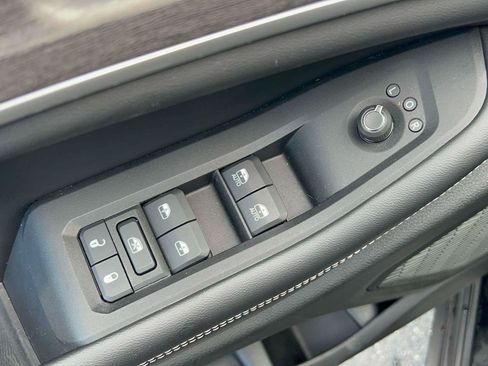 Used 2023 Jeep Grand Cherokee Limited AWD/4WD image 19