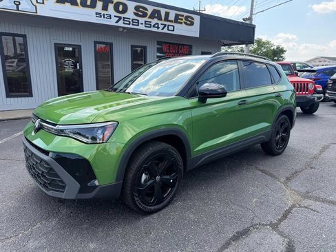 Used 2025 Volkswagen Taos SE AWD/4WD image 2