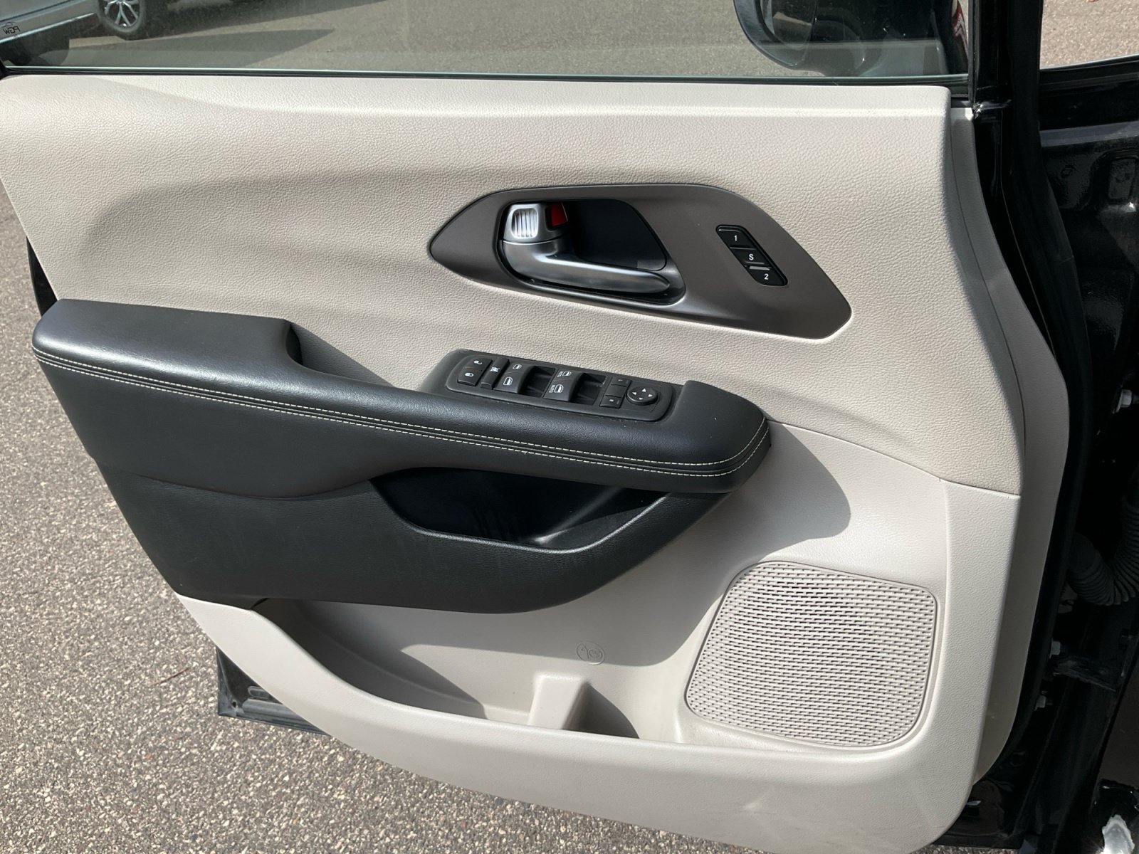 Used 2024 Chrysler Pacifica Touring-L FWD image 33