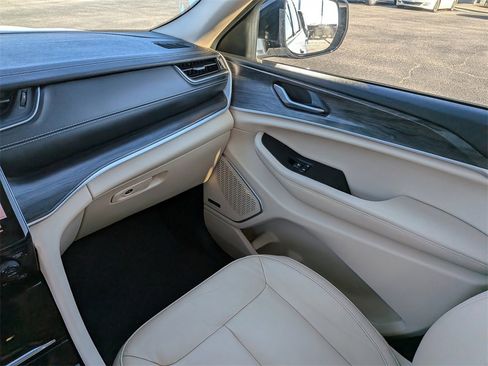 Used 2022 Jeep Grand Cherokee L Limited image 17