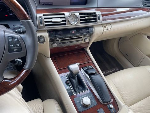 Used 2014 Lexus LS 460 w/ Comfort Package RWD image 16
