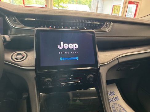 Used 2024 Jeep Grand Cherokee L Limited AWD/4WD image 41
