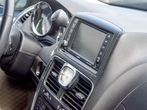 Used 2016 Chrysler Town & Country Touring w/ Driver Convenience Group FWD image 8