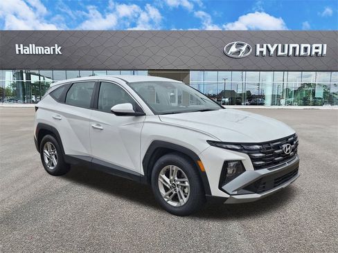 Certified 2025 Hyundai Tucson SE image 1