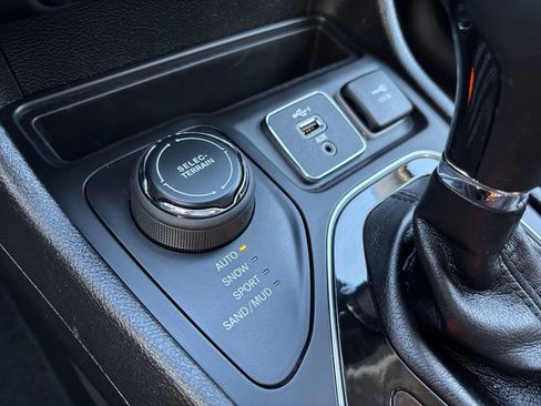 Used 2021 Jeep Cherokee Latitude Plus image 36