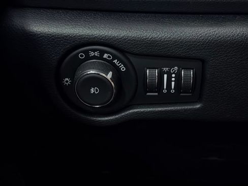 Used 2025 Chrysler Pacifica Select FWD image 32