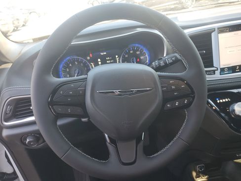 New 2026 Chrysler Pacifica Select image 12