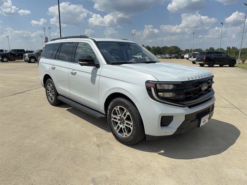 Used 2025 Ford Expedition Active RWD image 2