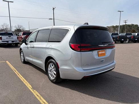 Certified 2023 Chrysler Pacifica Touring-L FWD image 3