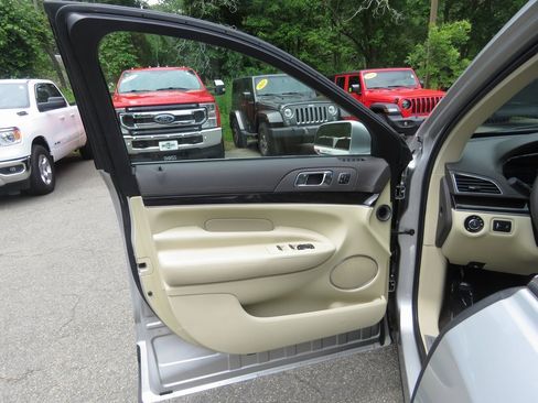 Used 2019 Lincoln MKT AWD image 10