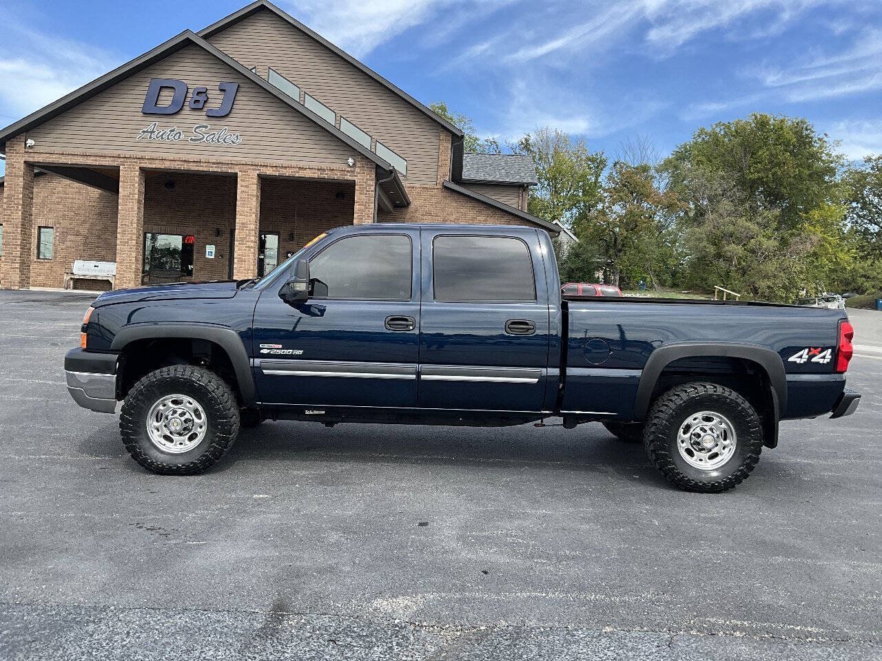 Used 2005 Chevrolet Silverado 2500 LS w/ Heavy-Duty Power Package AWD/4WD image 2