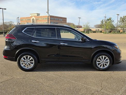 Used 2020 Nissan Rogue SV image 3