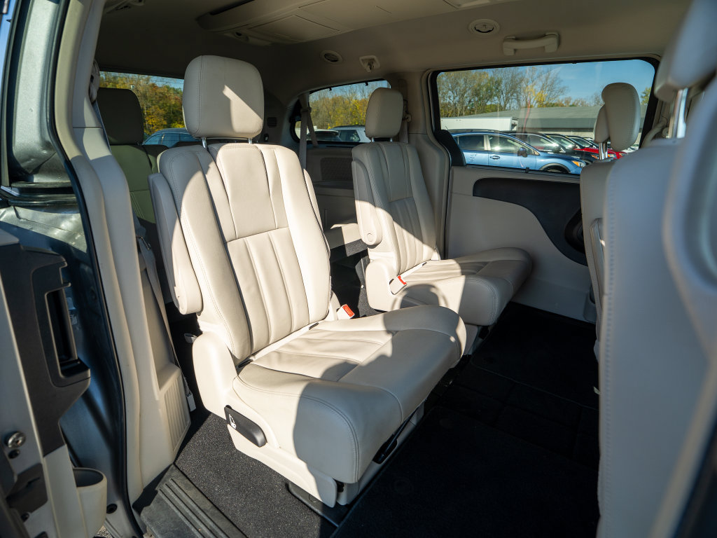 Used 2016 Chrysler Town & Country Touring w/ Driver Convenience Group FWD image 12